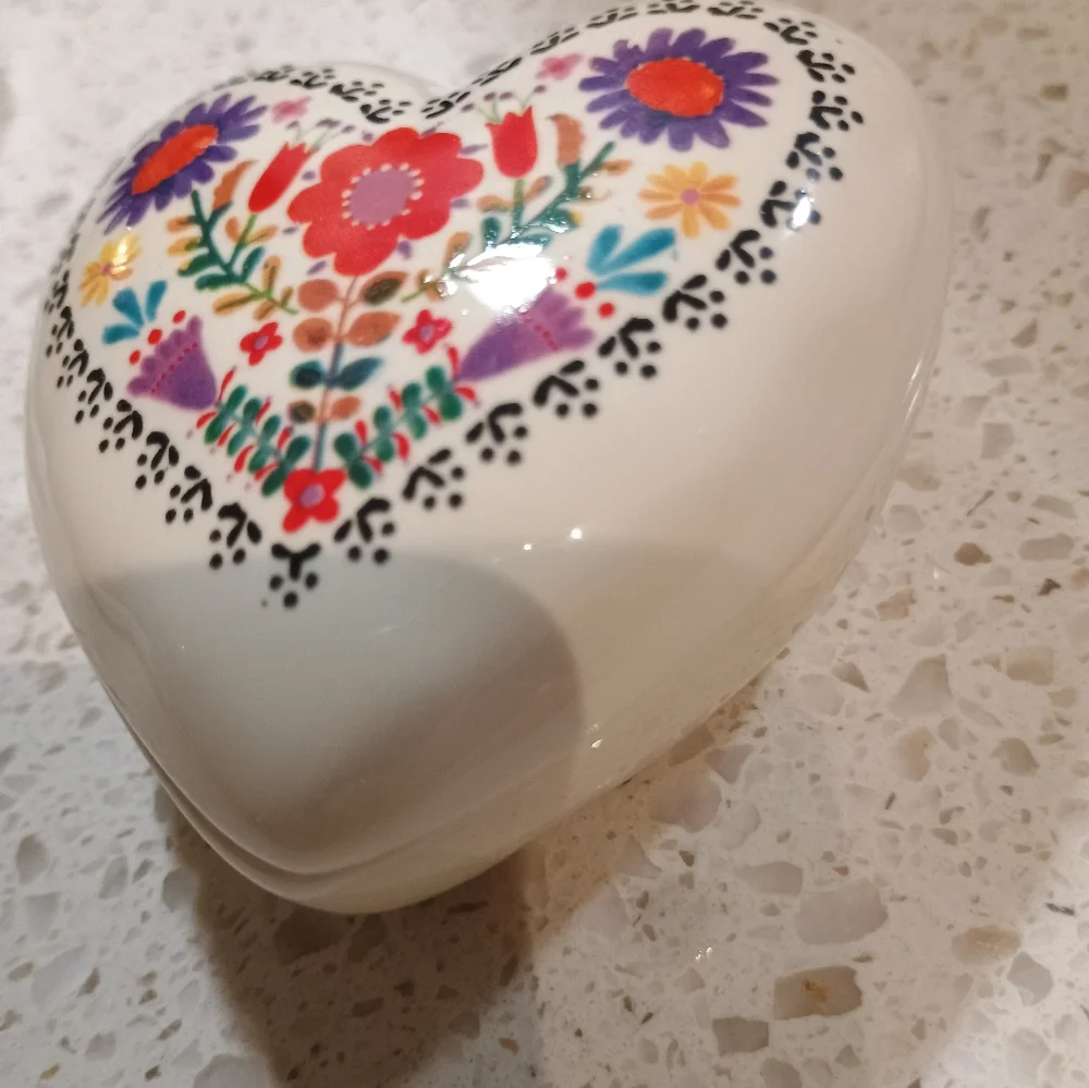NWT Adorable Natural Life Ceramic Heart Trinket Box